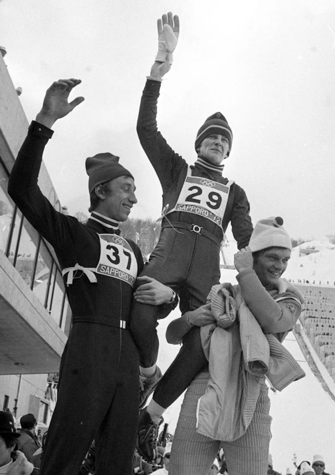 Saporro Japonia 1972. Zimowe Igrzyska Olimpijskie. Nz: skoczek narciarski Wojciech Fortuna, na ramionach Waltera Steinera i Rainera Schmidta po zdobyciu złetego medalu olimpijskiego. Fot. gj/soa PAP/Archiwum