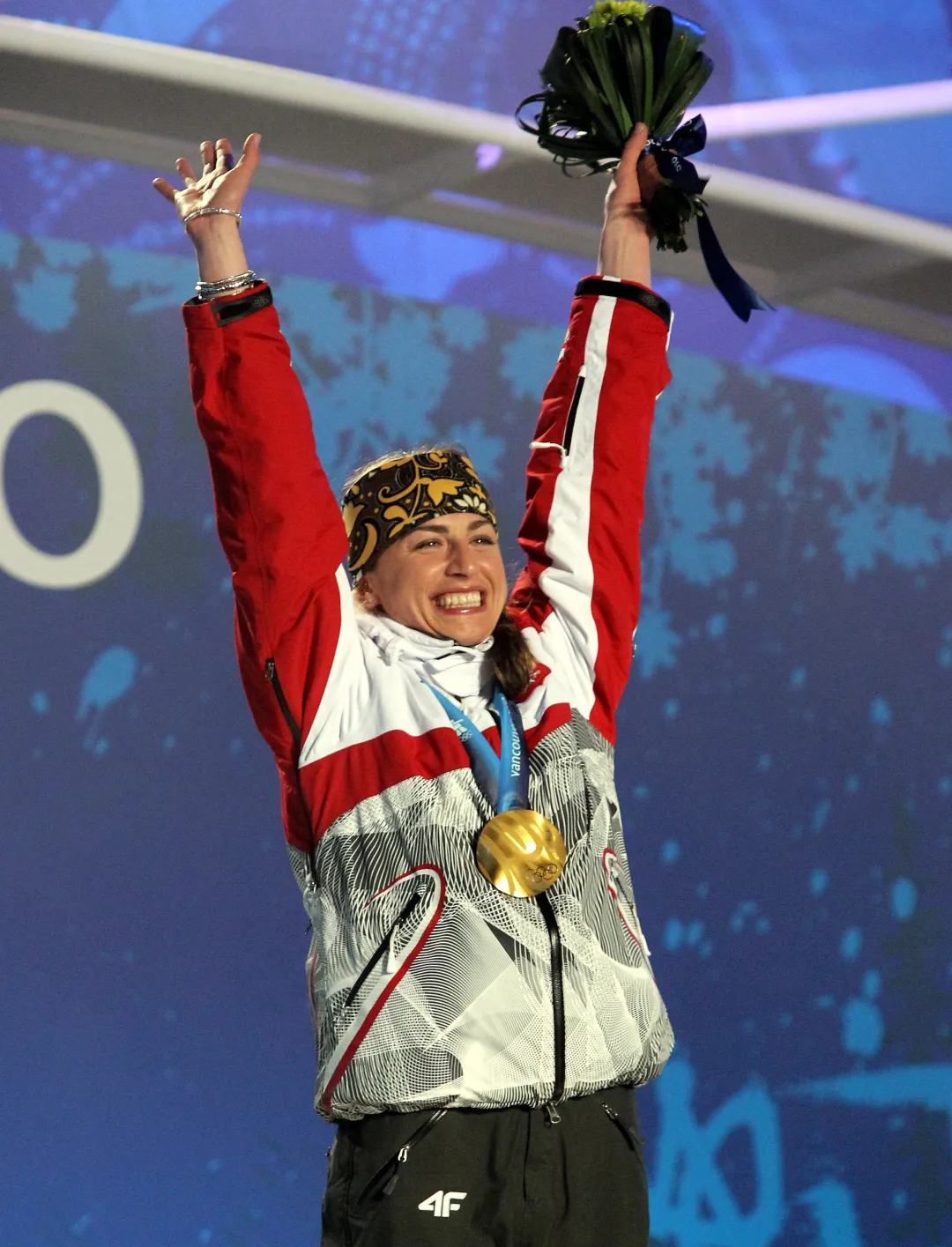 Whistler, Kanada, 27.02.2010. Zimowe Igrzyska Olimpijskie Vancouver 2010. Na podium uradowana Polka Justyna Kowalczyk ze złotym medalem zdobytym w biegu na 30 km techniką klasyczną w Whistler. Fot. PAP/Grzegorz Momot