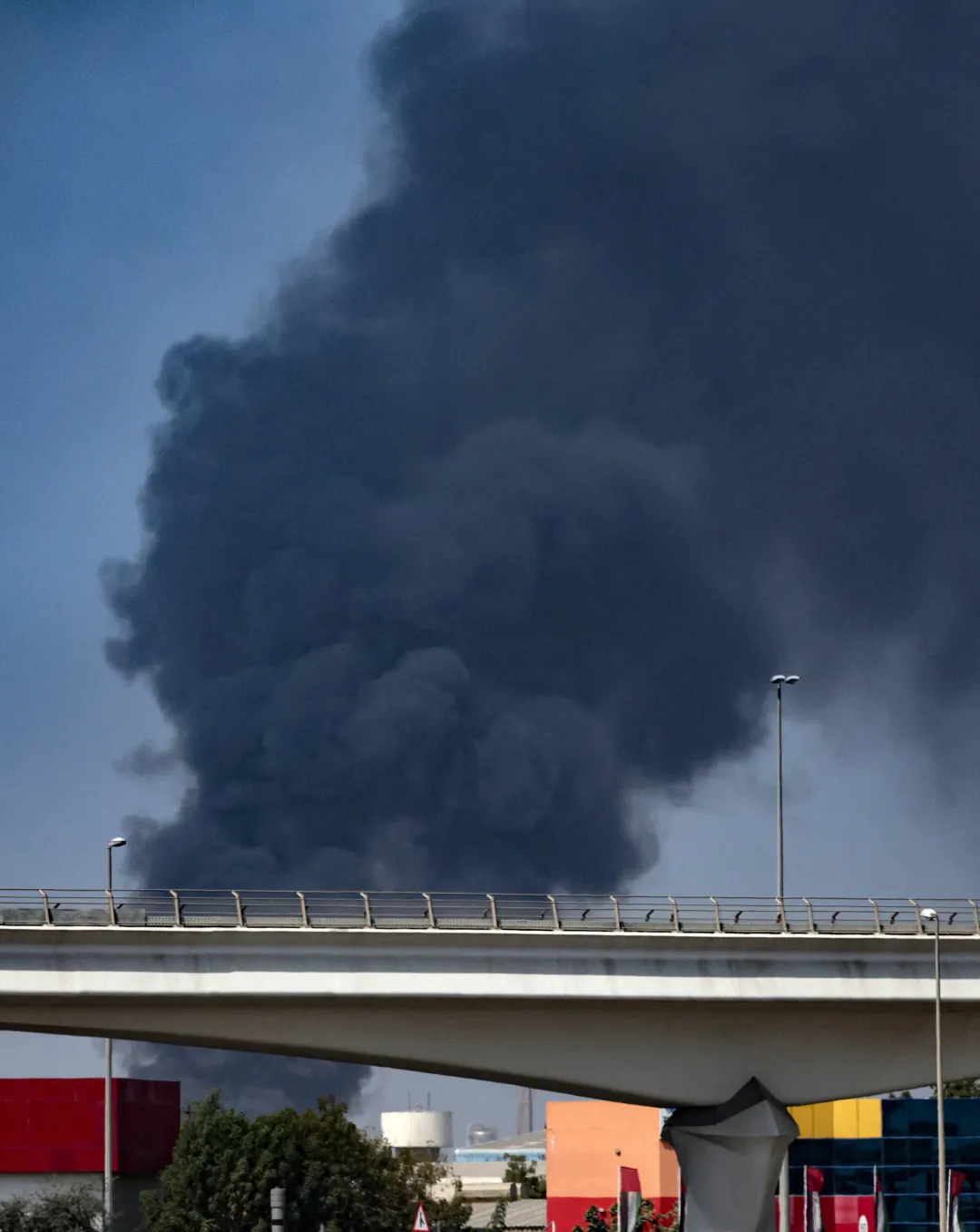 Dym widoczny po niedzielnym ataku na port Jebel Ali. Fot. EPA/STRINGER