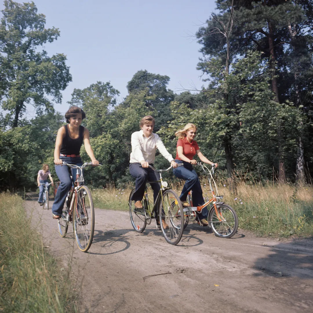 Polska 07.1977. Wycieczka na rowerach wyprodukowanych w Zakładach Rowerowych Predom-Romet w Bydgoszczy. Fot. PAP/Ludomił Żołnowski