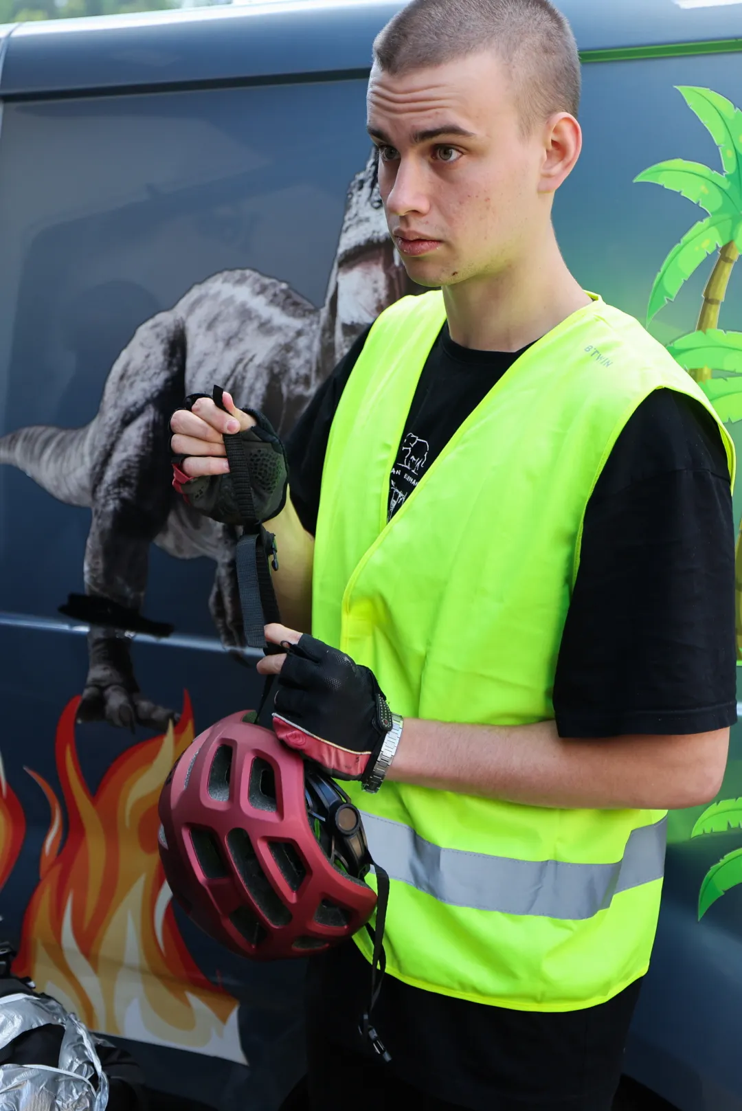 Influencer Piotr Hancke, znany jako Łatwogang (C) na trasie charytatwynego przejazdu rowerowego z Zakopanego do Gdańska. Fot. PAP/Grzegorz Momot