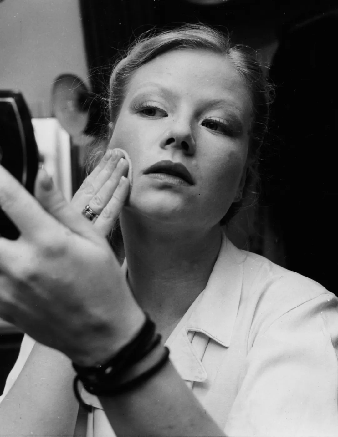 Bożena Dykiel w teatralnej garderobie w 1975 r. Fot. PAP/Henryk Rosiak