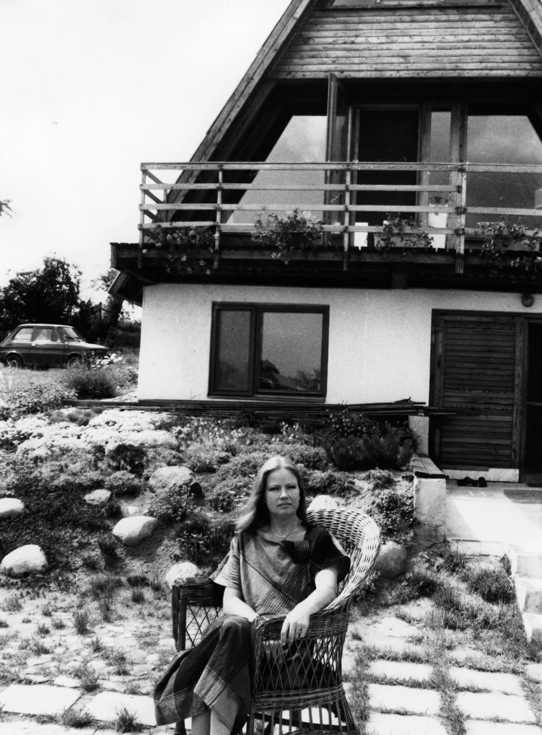 Bożena Dykiel w swoim domku letniskowym w 1986 r. Fot. PAP/Witold Rozmysłowicz