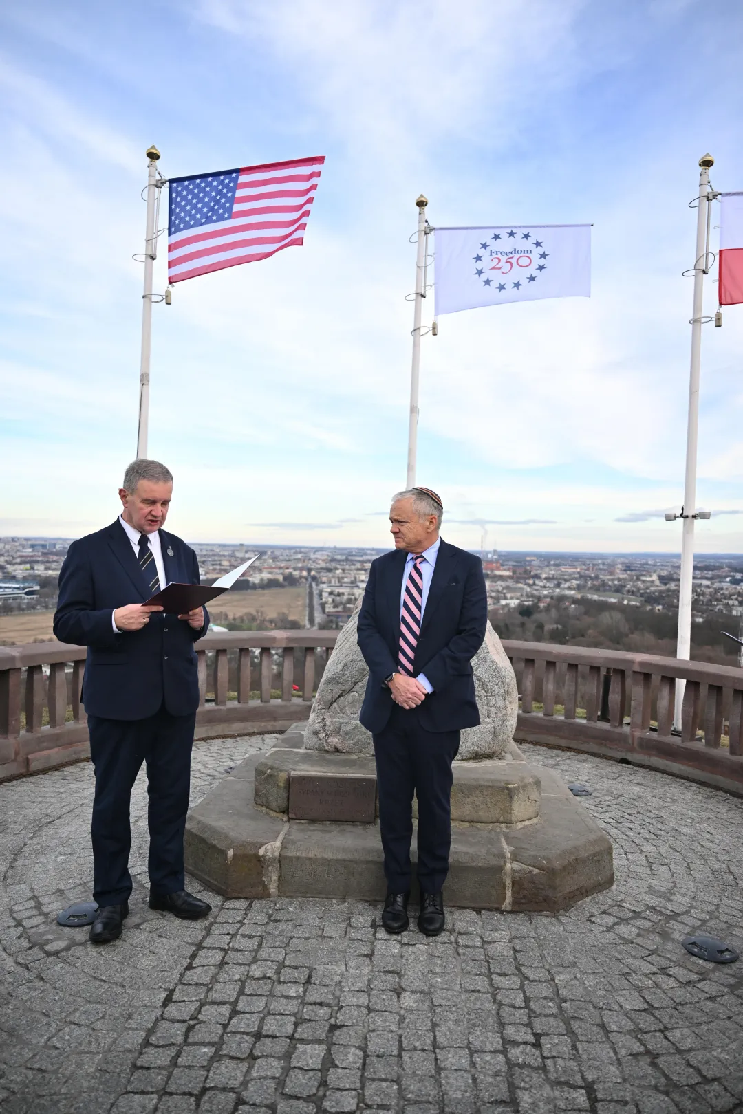 Ambasador Stanów Zjednoczonych w Polsce Thomas Rose (P) i prezes Komitetu Kopca Kościuszki Piotr Dobosz (L) podczas uroczystości odsłonięcia na Kopcu Kościuszki w Krakowie. Fot. PAP/Art Service