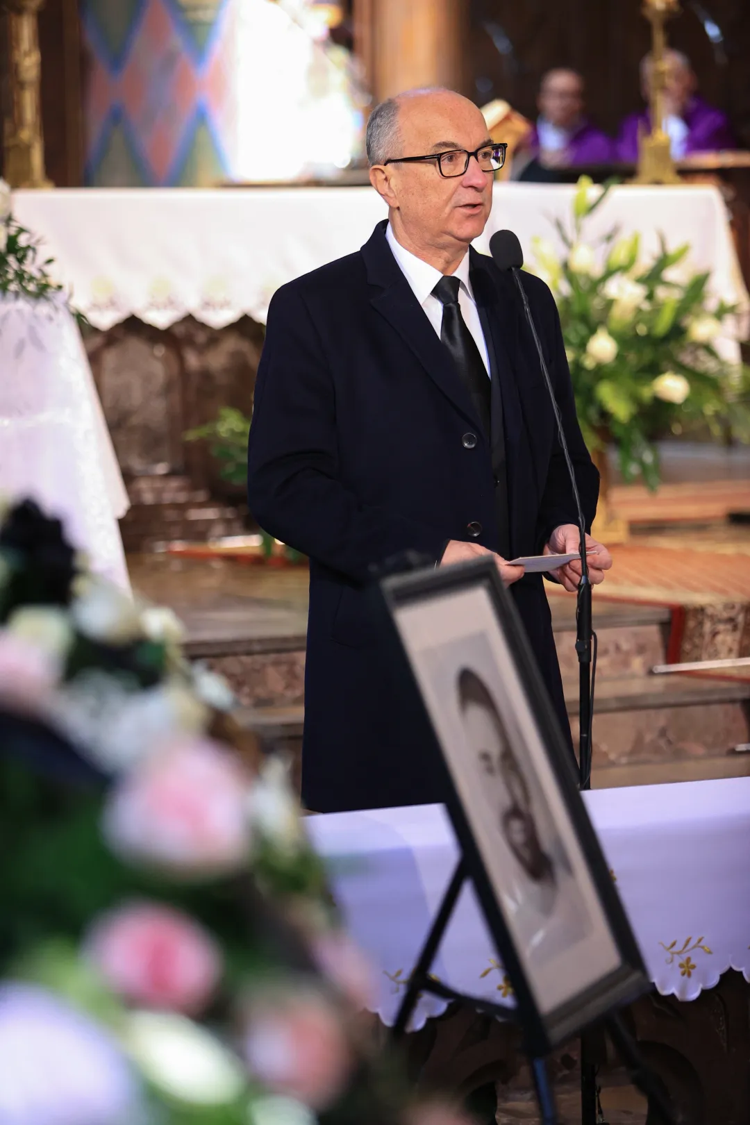 Marszałek Sejmu Włodzimierz Czarzasty podczas mszy świętej żałobnej w intencji posła Lewicy Łukasza Litewki w kościele parafii rzymskokatolickiej pw. św. Joachima w Sosnowcu. Fot. PAP/Jarek Praszkiewicz