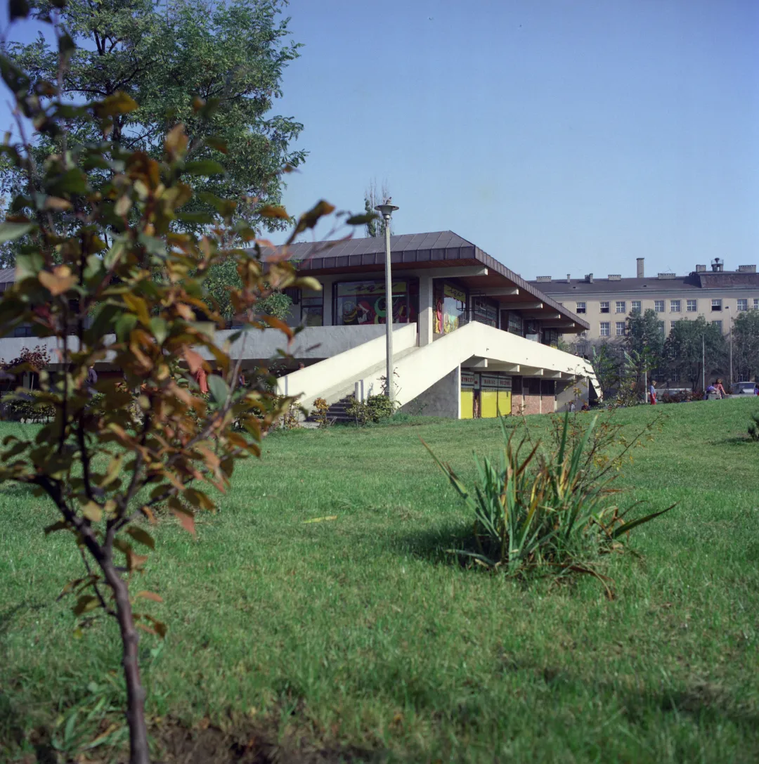  Architektura powojennego modernizmu - osiedle Szwoleżerów, położone w obrębie ulic: Szwoleżerów–Czerniakowska–Dragonów. Budowane w latach 1972–1974 według projektu architekt Haliny Skibniewskiej. Fot. PAP/Jan Hausbrandt