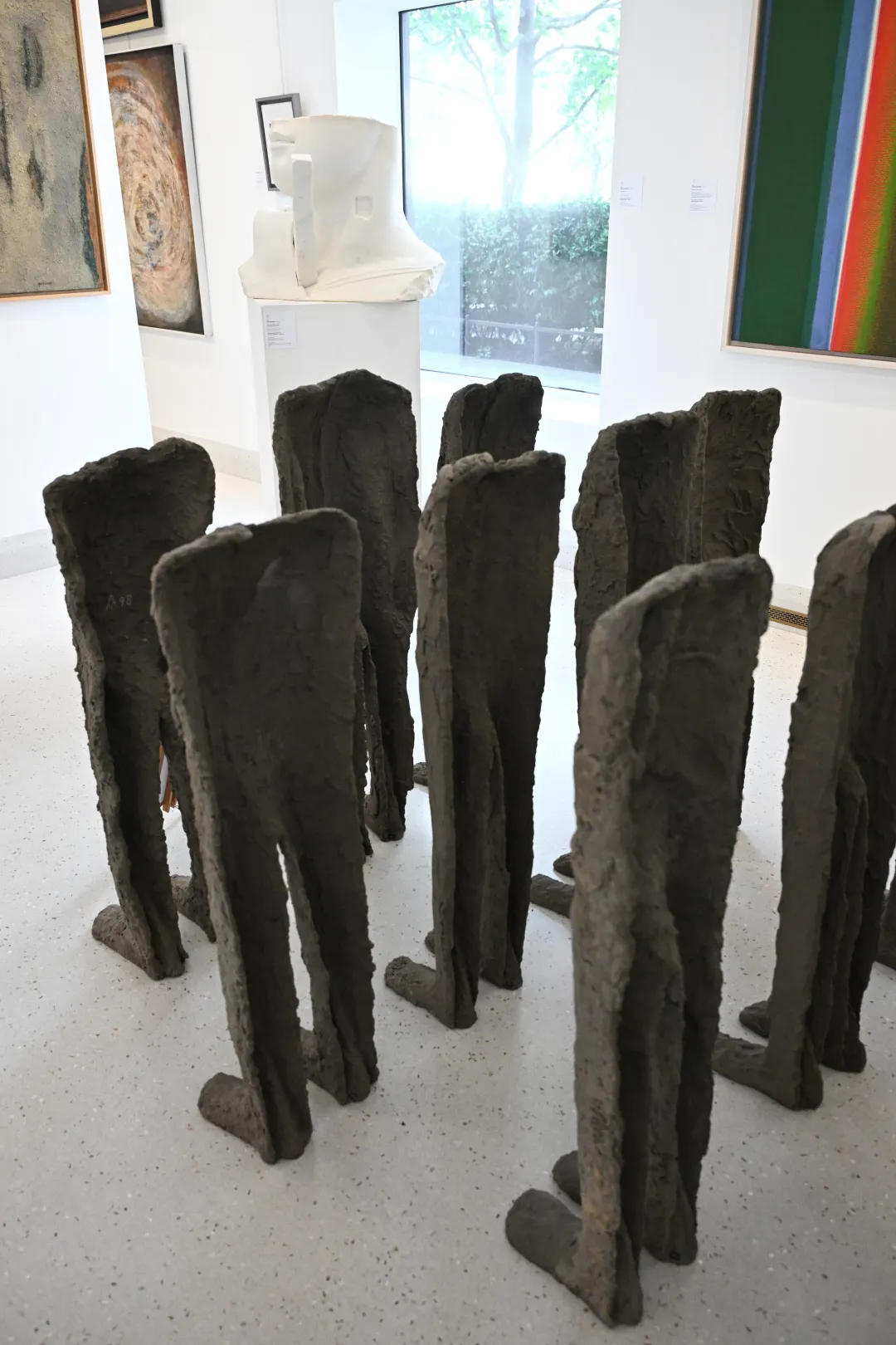 Konstrukcja "Bambini" autorstwa Magdaleny Abakanowicz zaprezentowana na wystawie przedaukcyjnej w Domu Aukcyjnym Polswiss Art w Warszawie. Fot. PAP/Radek Pietruszka
