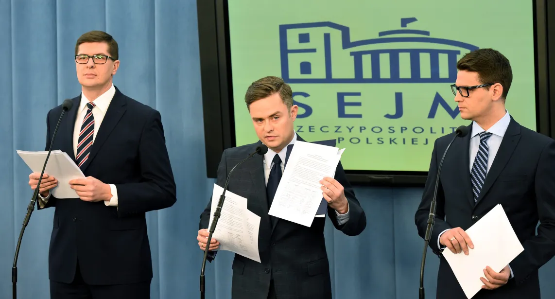 Posłowie wykluczeni z partii i klubu parlamentarnego Prawa i Sprawiedliwości: Adam Hofman (C), Mariusz Antoni Kamiński (P) i Adam Rogacki (L) podczas konferencji prasowej w Sejmie. Fot. PAP/Radek Pietruszka