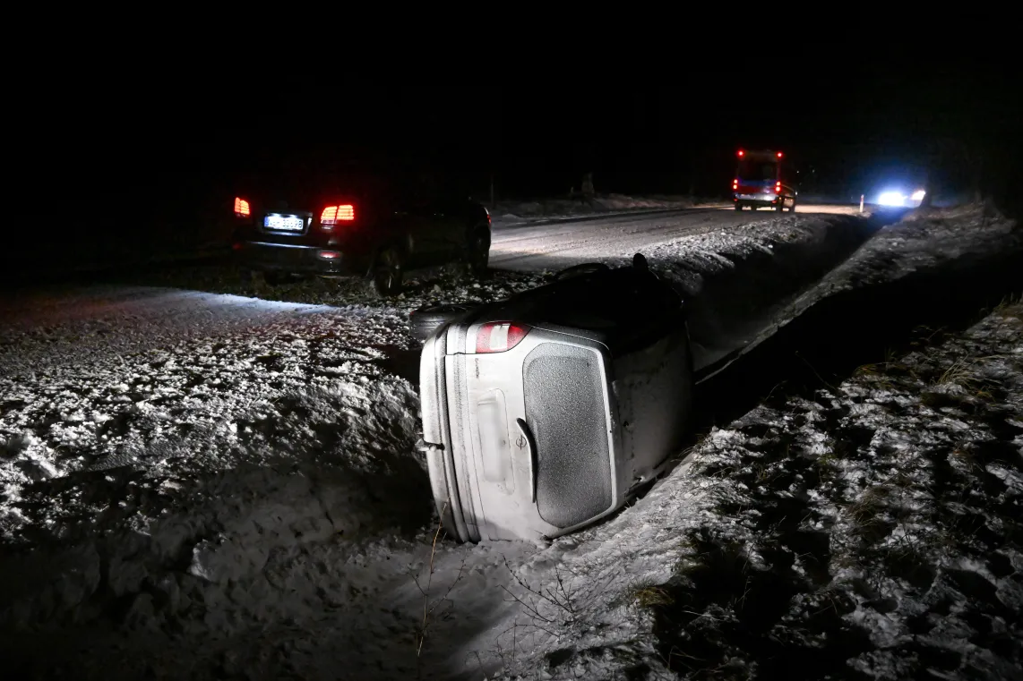 Samochód osobowy w rowie przy drodze wojewódzkiej nr 504 Fot. AP/Andrzej Jackowski
