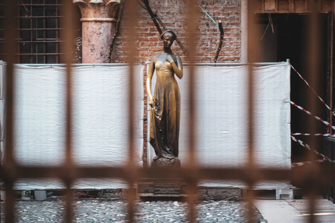 Brązowa statua przedstawiająca Julię z powieści Williama Szekspira stoi na dziedzińcu jej domu w Weronie we Włoszech. Fot. PAP/EPA/FILIPPO VENEZIA