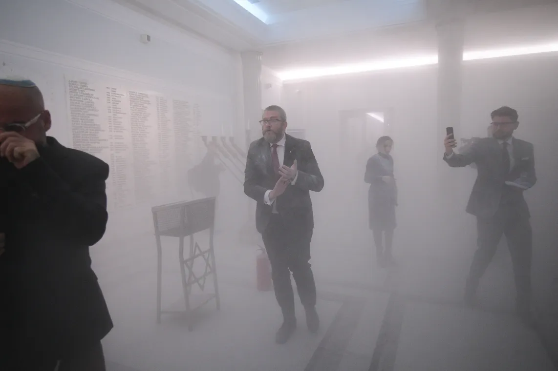 12.12.2023. Poseł Konfederacji Grzegorz Braun zgasił gaśnicą chanukiję w Sejmie w Warszawie. Fot. PAP/Marcin Obara