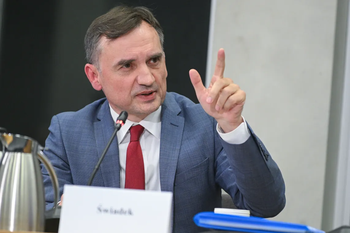 29.09.2025. Wezwany w charakterze świadka, poseł PiS, były minister sprawiedliwości Zbigniew Ziobro na posiedzeniu sejmowej Komisji śledczej ds. inwigilacji systemem Pegasus w Sejmie w Warszawie. Fot.  PAP/Marcin Obara