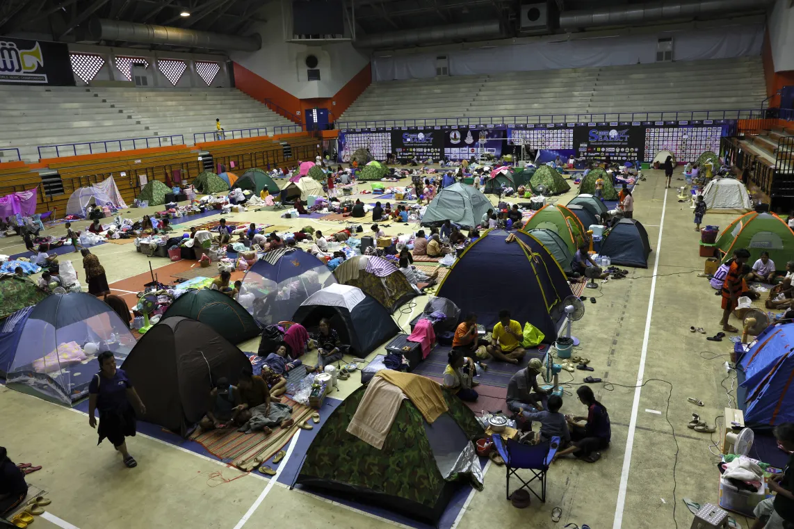 Ewakuowani mieszkańcy Tajlandii. Fot. EPA/RUNGROJ YONGRIT