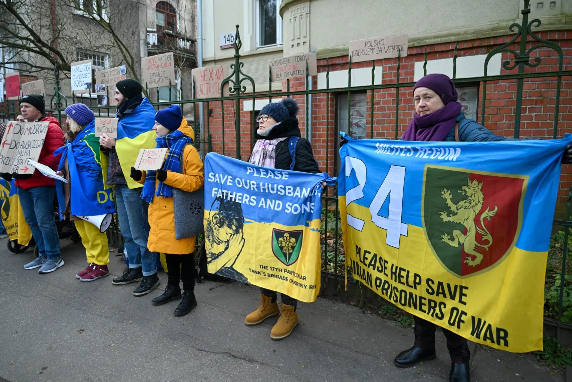 Uczestnicy akcji „Pożegnanie imperium”, zorganizowanej przez Oddział Pomorski Związku Ukraińców w Polsce oraz organizację „Zjednoczeni Gdańsk”, w związku z zamknięciem Konsulatu Federacji Rosyjskiej w Gdańsku. Fot. PAP/Adam Warżawa