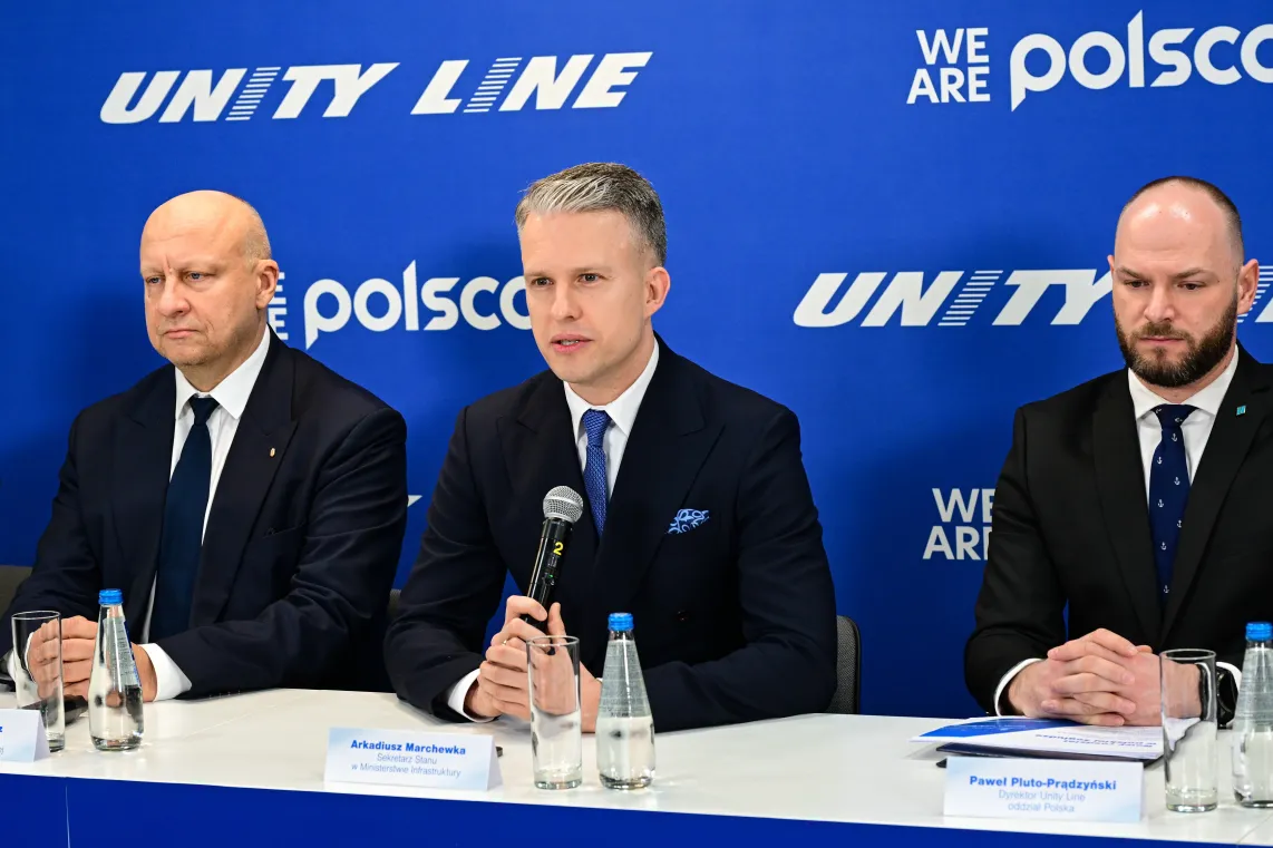 Dyrektor naczelny Polskiej Żeglugi Morskiej Dariusz Doskocz, sekretarz stanu w ministerstwie Infrastruktury Arkadiusz Marchewka i dyrektor Unity Linę Oddział Polska Paweł Pluto-Prądzyński. Fot. PAP/Marcin Bielecki