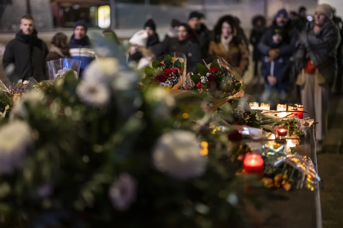 Kwiaty na miejscu tragedii Fot. PAP/EPA/ALESSANDRO DELLA VALLE