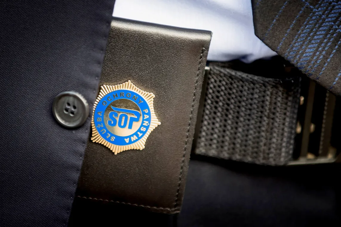 Odznaka Służby Ochrony Państwa przy pasku funkcjonariusza SOP. Fot. PAP/Łukasz Gągulski