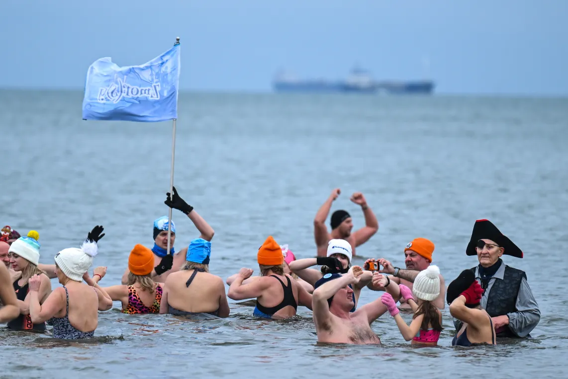 Noworoczne świętowanie na plaży w Gdańsku Jelitkowie Fot. PAP/Adam Warżawa