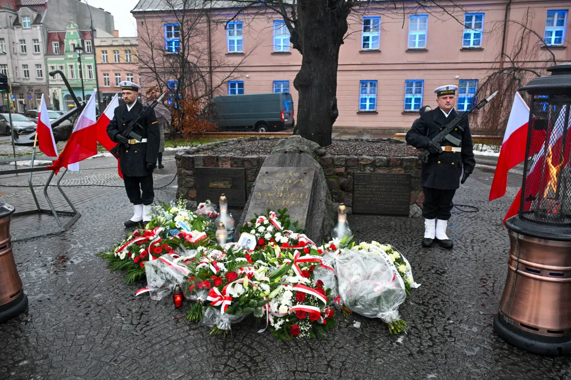 Uroczystość upamiętnienia ofiar katastrofy promu m/f „Jan Heweliusz” 14 stycznia 2026 r. na Placu Rybaka w Świnoujściu Fot. PAP/Marcin Bielecki