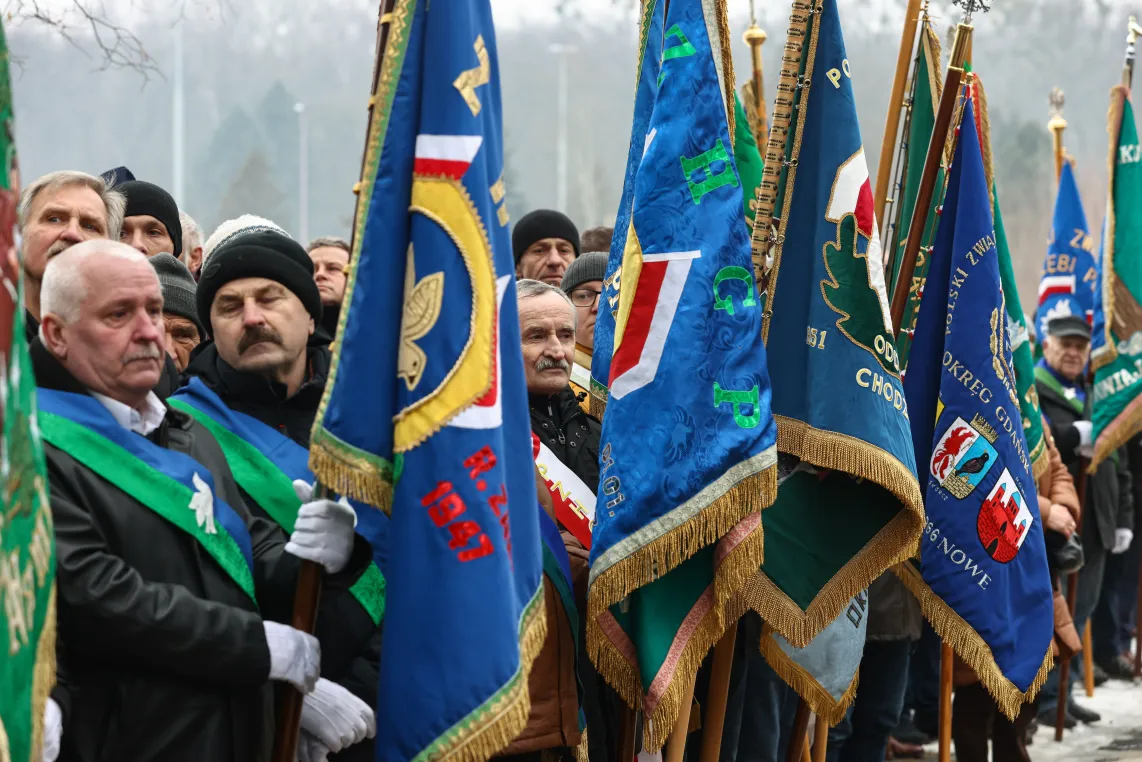 Uroczyste obchody 20. rocznicy katastrofy budowlanej na terenie Międzynarodowych Targów Katowickich, przed pomnikiem pamięci ofiar katastrofy MTK. Fot. PAP/Kasia Zaremba