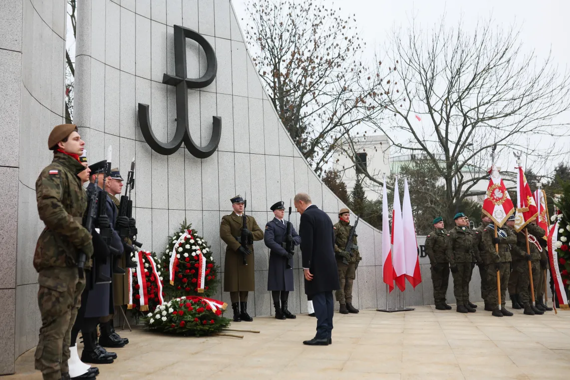 Premier Donald Tusk na uroczystym Apelu Pamięci przed Pomnikiem Polskiego Państwa Podziemnego i Armii Krajowej w Warszawie, 14 bm. Trwają obchody Narodowego Dnia Pamięci Żołnierzy Armii Krajowej. Fot. PAP/Leszek Szymański
