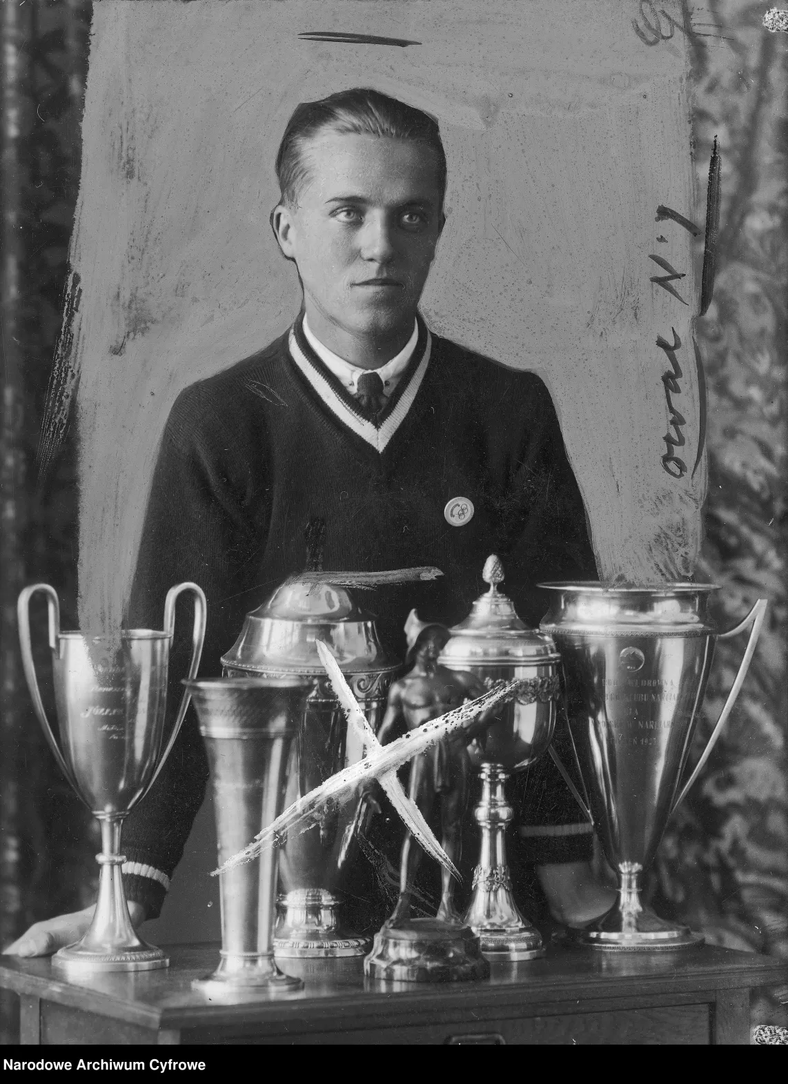 Bronisław Czech z trofeami, rok 1928. Źródło: Narodowe Archiwum Cyfrowe
