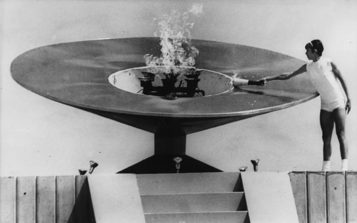 Enriqueta Basilio Sotelo zapalająca znicz. Źródło: Wikipedia Commons