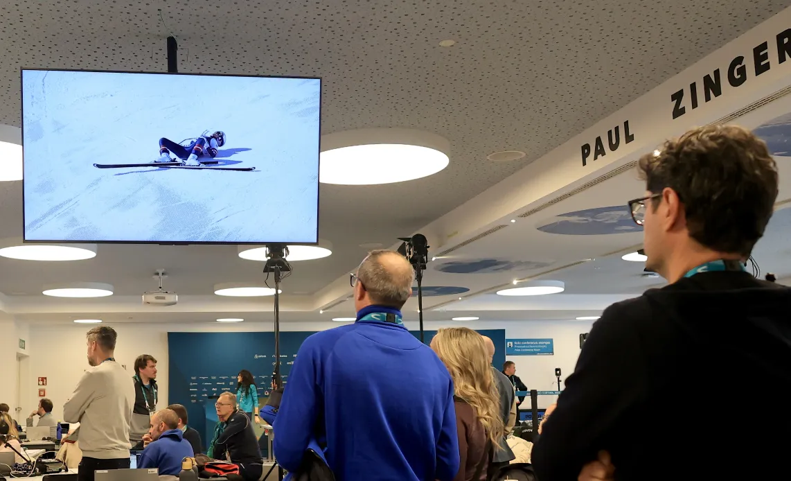 Dziennikarze oglądają upadek narciarki Lindsey Vonn w zjeździe kobiet w narciarstwie alpejskim podczas Zimowych Igrzysk Olimpijskich 2026. Fot. EPA/PIERRE TEYSSOT