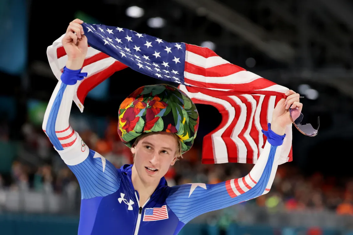Jordan Stolz z USA świętuje zdobycie złotego medalu w biegu na 1000 metrów mężczyzn w łyżwiarstwie szybkim podczas Zimowych Igrzysk Olimpijskich Milano Cortina 2026 w Mediolanie we Włoszech. Fot. EPA/ROBERT GHEMENT