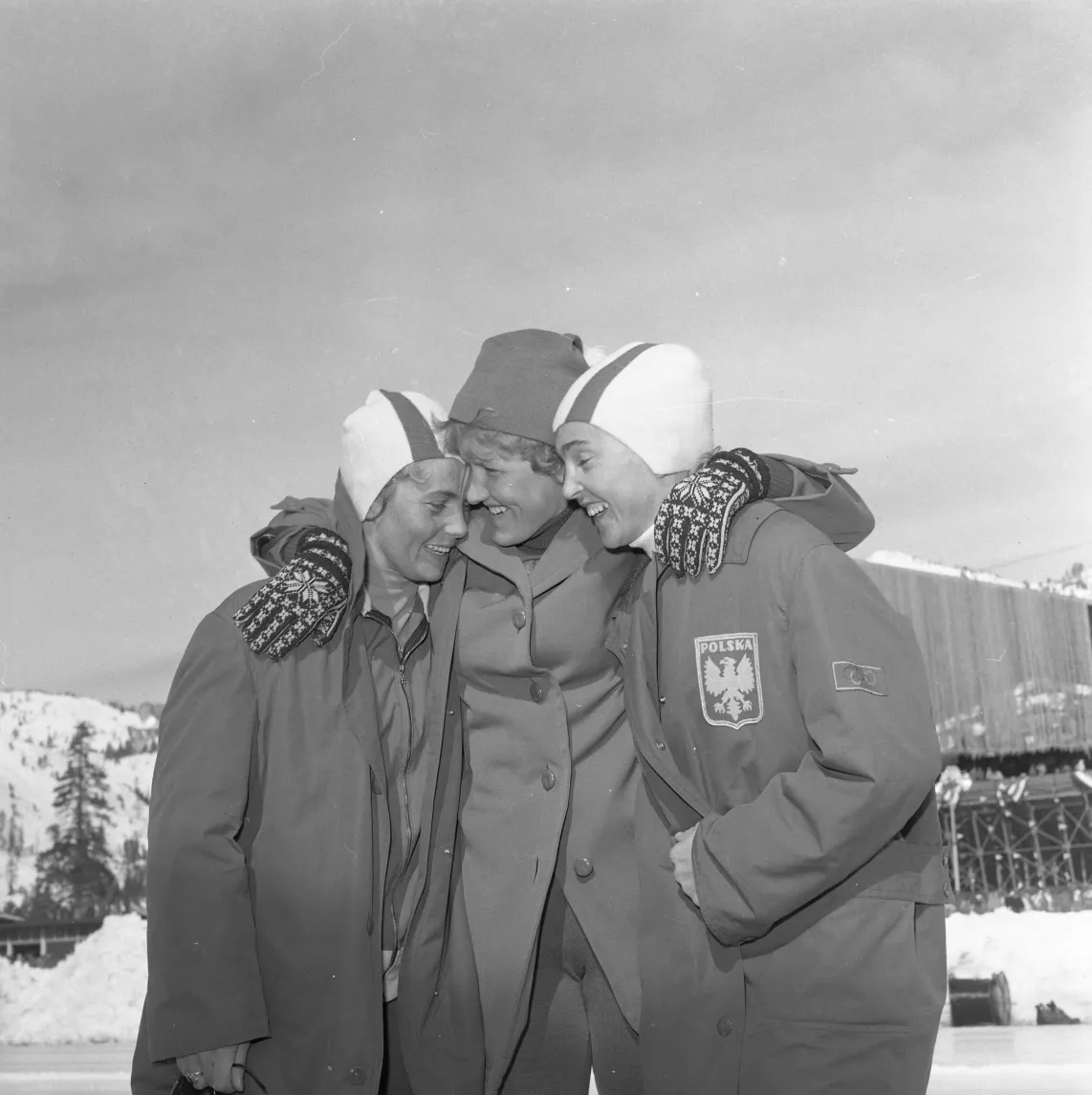 Stany Zjednoczone Ameryki Squaw Valley 02.1960. VIII Zimowe Igrzyska Olimpijskie w Squaw Valley (Olympic Valley) w Kalifornii. Na zdjęciu: łyżwiarki panczenistki, zdobywczynie medali w biegu na 1500 metrów: srebrnego Polka Elwira Seroczyńska (L), brązowego Polka Helena Pilejczyk (P) i złotego Rosjanka Lidija Skoblikowa (C). Fot. PAP/Reprodukcja