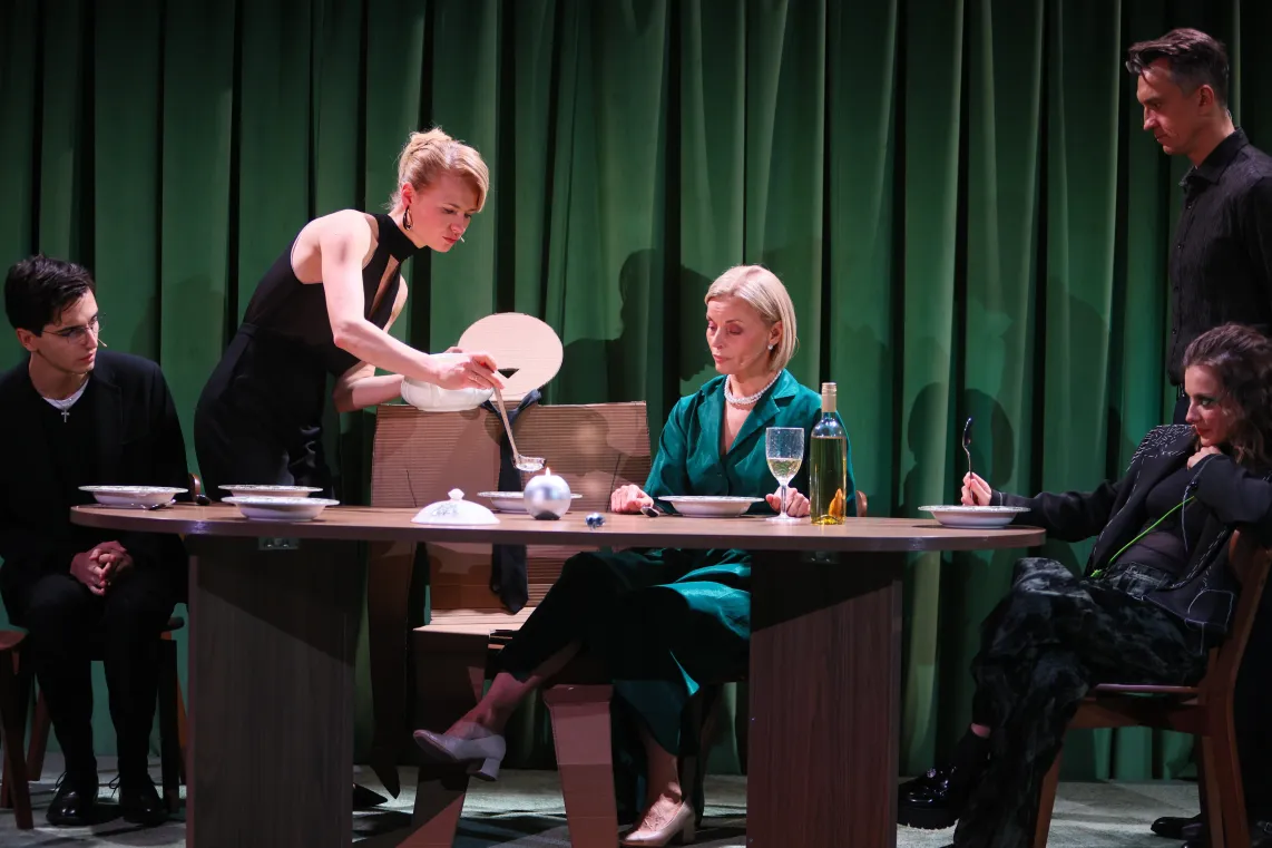 Aktorzy: Antek Sztaba (L), Małgorzata Foremniak (3P), Weronika Humaj (2P), Michał Czernecki (P) i Wiktoria Gorodecka (2L) podczas próby medialnej spektaklu "Facet z papieru" w reżyserii Leny Frankiewicz w Teatrze Garnizon Sztuki w Warszawie. Fot. PAP/Leszek Szymański