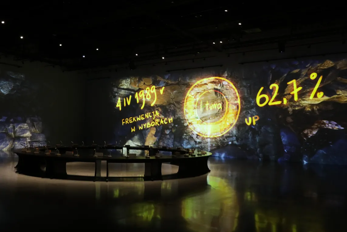 Pokaz prasowy wystawy "Okrągły Stół. Moment przejścia", w siedzibie MHP na warszawskiej Cytadeli. Fot. PAP/Tomasz Gzell