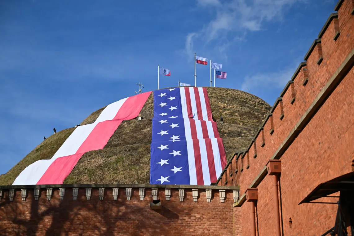 Uroczyste odsłonięcie na Kopcu Kościuszki w Krakowie, tablicy upamiętniającej 250. rocznicę proklamacji Deklaracji Niepodległości Stanów Zjednoczonych Ameryki. Fot. PAP/Art Service