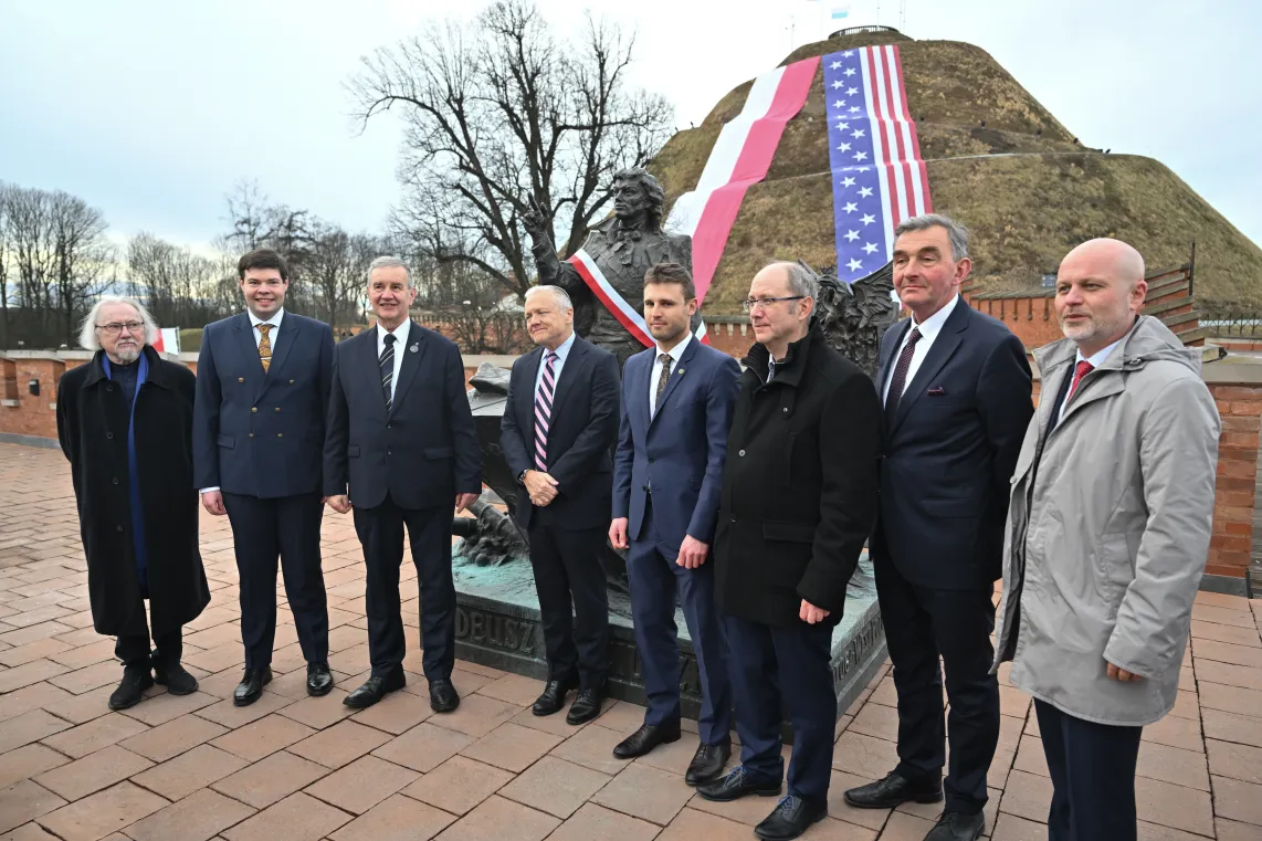 Ambasador Stanów Zjednoczonych w Polsce Thomas Rose (4L) i prezes Komitetu Kopca Kościuszki Piotr Dobosz (3L) podczas uroczystości odsłonięcia na Kopcu Kościuszki w Krakowie. Fot. PAP/Art Service