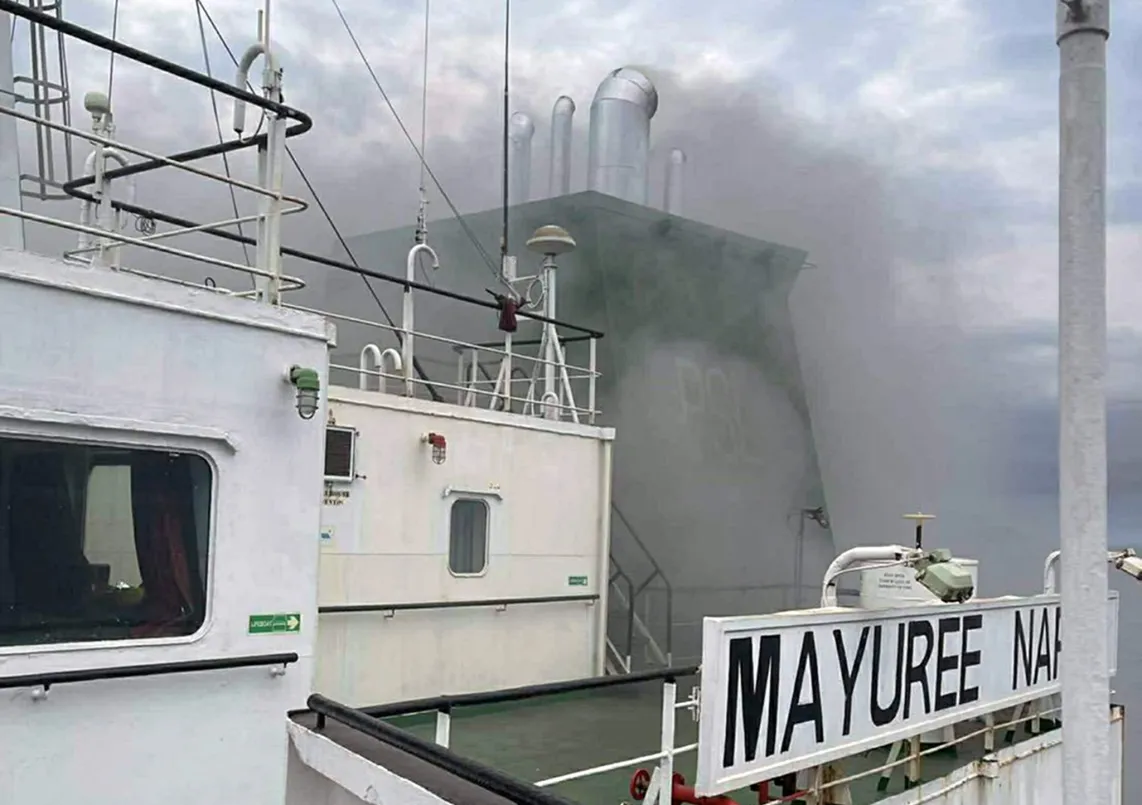 Statek towarowy pod banderą Tajlandii w płomieniach po trafieniu irańskimi pociskami w Cieśninie Ormuz Fot. PAP/EPA/ROYAL THAI NAVY/HANDOUT