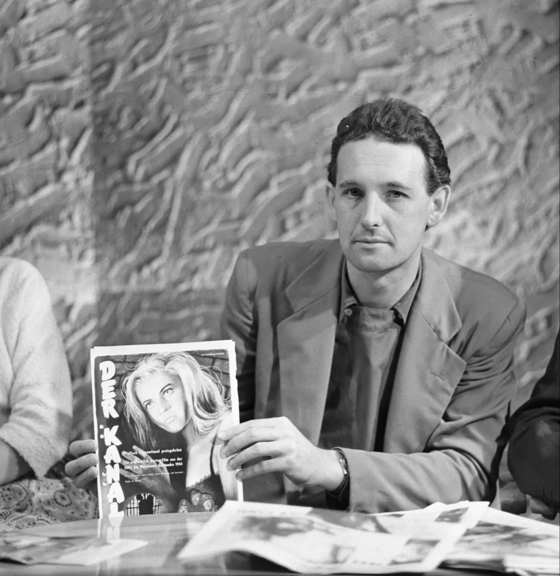 Warszawa, 1957 r. Andrzej Wajda z niemieckim magazynem, na którego okładkę trafił „Kanał”. Fot. PAP/CAF
