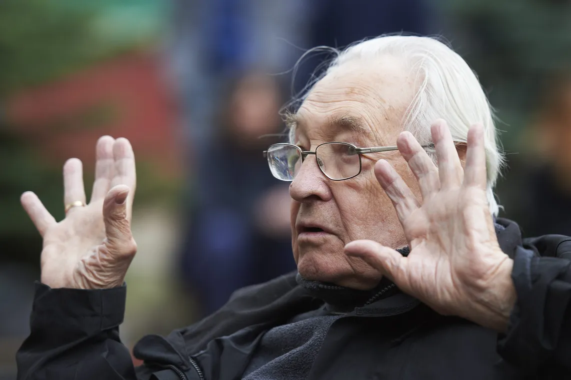Andrzej Wajda na planie swojego najnowszego filmu "Wałęsa" w 2012 r.	Fot. PAP/Adam Warżawa