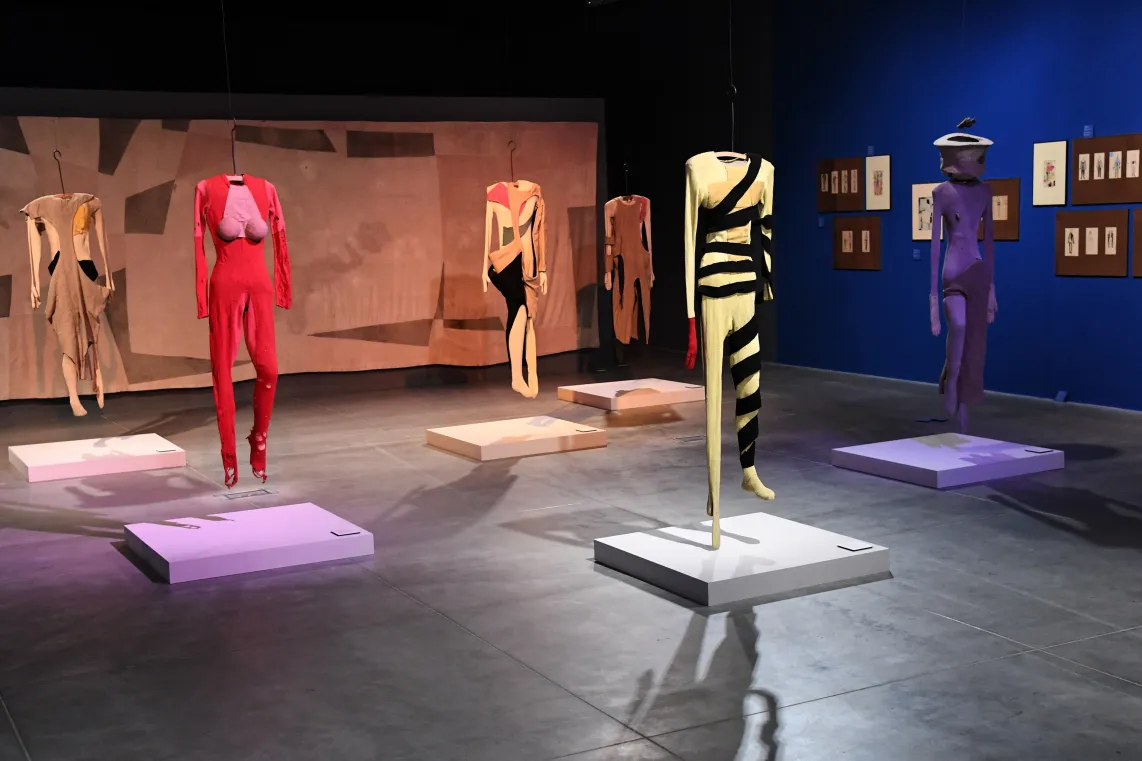 Kraków, 21.09.2018. Wystawa "Zostaję w tym teatrze. Podoba mi się tu" w krakowskiej Cricotece. Bohaterką ekspozycji była rzeźbiarka, scenografka i aktorka awangardowych teatrów, współzałożycielka I Grupy Krakowskiej - Maria Jarema. Fot. PAP/Jacek Bednarczyk