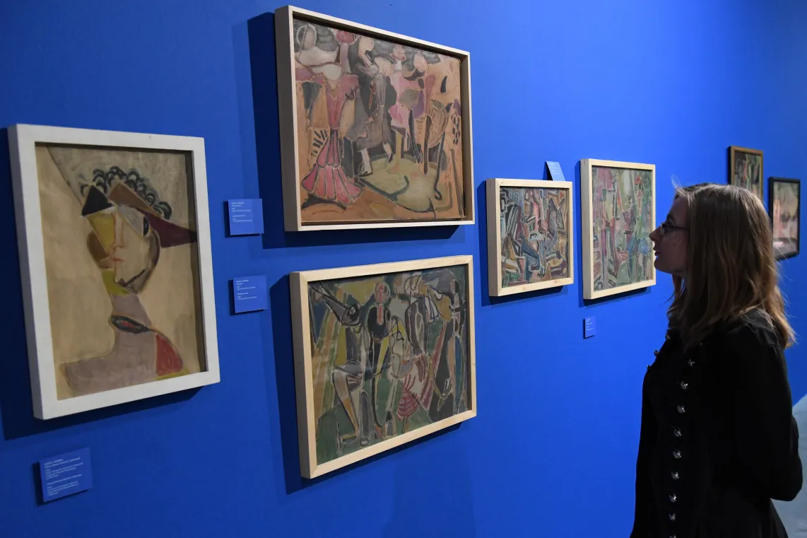 Kraków, 21.09.2018. Wystawa "Zostaję w tym teatrze. Podoba mi się tu" w krakowskiej Cricotece. Bohaterką ekspozycji była rzeźbiarka, scenografka i aktorka awangardowych teatrów, współzałożycielka I Grupy Krakowskiej - Maria Jarema. Fot. PAP/Jacek Bednarczyk