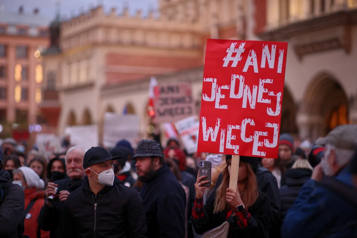 Kraków, 07.11.2021. Protest pod hasłem "Ani jednej więcej" na Rynku Głównym w Krakowie. Fot. PAP/Łukasz Gągulski