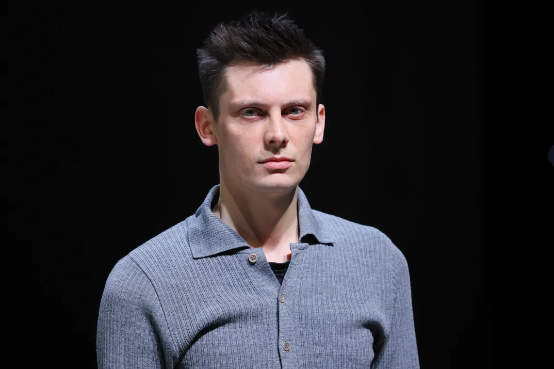 Reżyser Mikita Iłinczyk podczas pokazu medialnego spektaklu „Lalka”. Fot. PAP/Rafał Guz