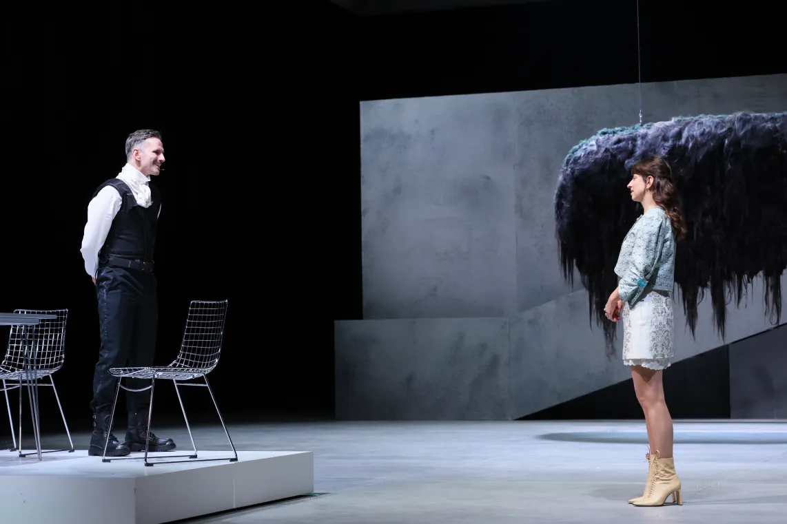 ktorzy Marcin Bosak (L) i Marta Ojrzyńska (P) podczas pokazu medialnego spektaklu „Lalka” w reż. Mikity Iłynczyka. Fot. PAP/Rafał Guz