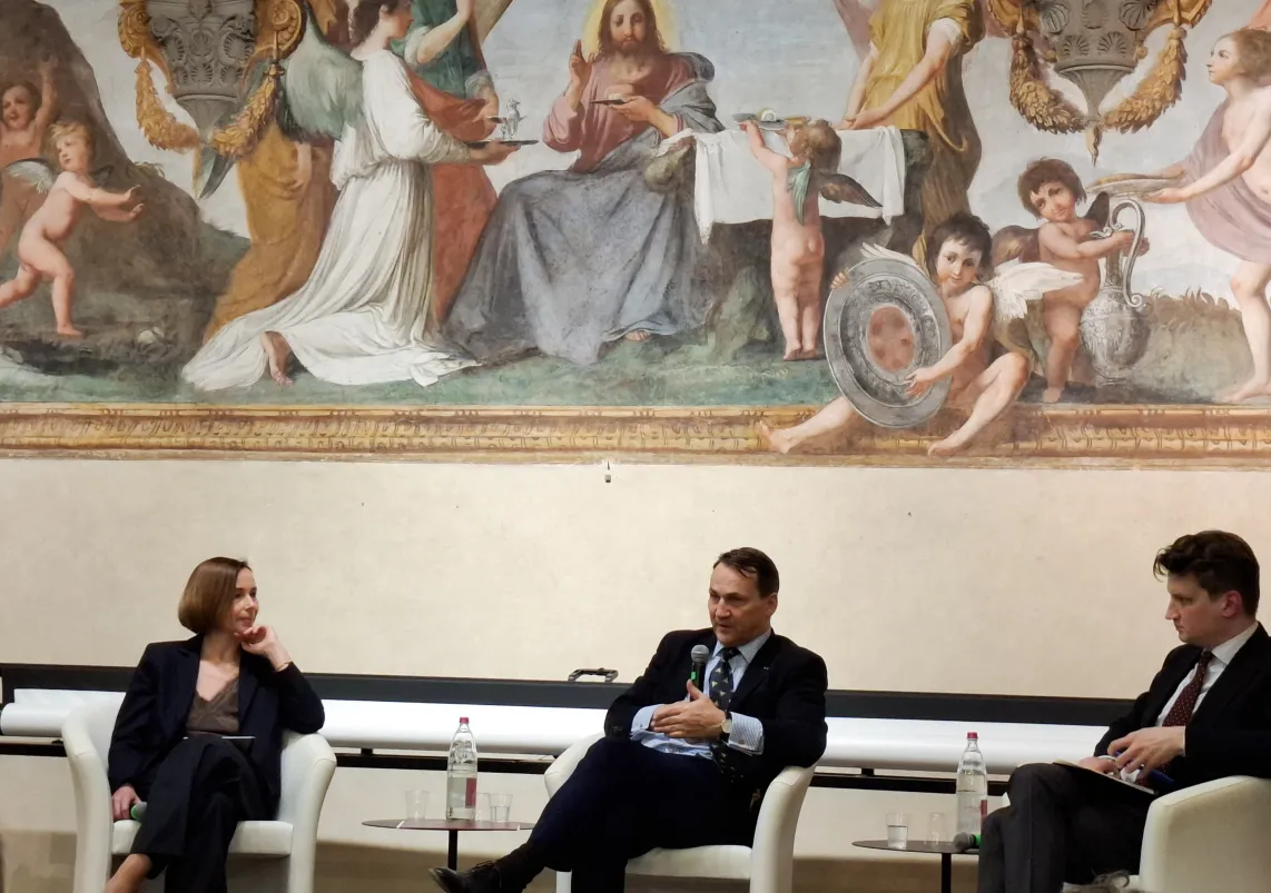 Wicepremier, minister spraw zagranicznych Radosław Sikorski (C) podczas wystąpienia „Strategiczne wyzwania Europy i rola dyplomacji” w Europejskim Instytucie Uniwersyteckim (EUI) we Florencji. Fot. PAP/Sylwia Wysocka