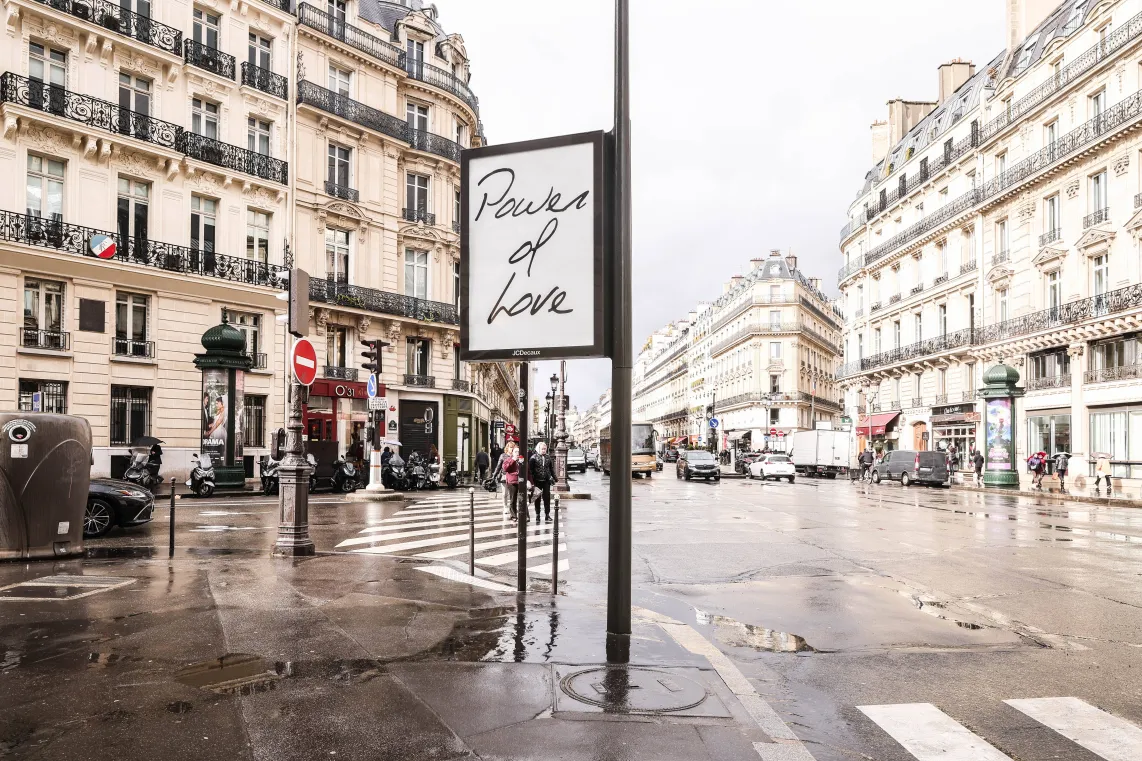 Plakat z tytułem piosenki Celine Dion w Paryżu, zapowiadający jej powrót na scenę	TERESA SUAREZ