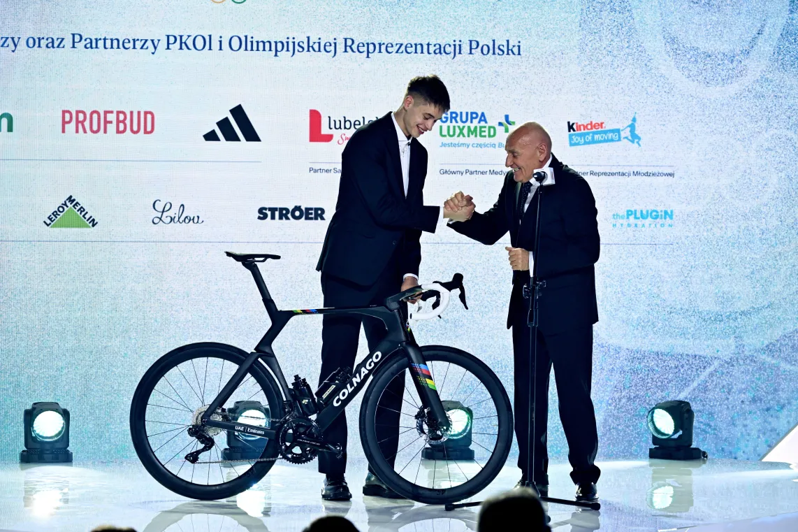  Polski panczenista Władimir Siemirunnij otrzymał w prezencie rower od Czesława Langa Fot. PAP/Piotr Nowak  