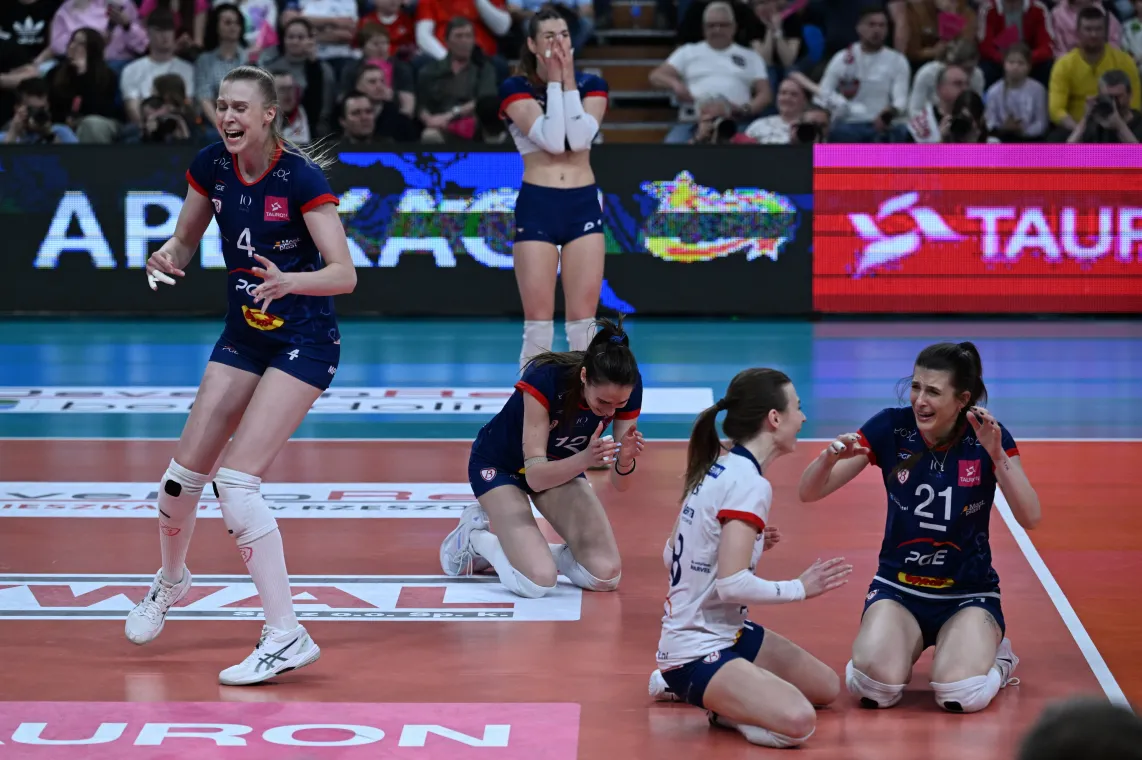 Siatkarki Budowlanych trzeci raz grały w finale, ale po raz pierwszy sięgnęły po mistrzowski tytuł. Fot. PAP/	PAP/Darek Delmanowicz