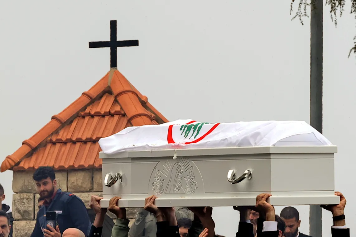 Pogrzeb zmarłego działacza partii Chrześcijańskie Siły Libańskie (Libanese Forces) Pierre’a Mouawada i jego żony Flavii. Fot. PAP/EPA/WAEL HAMZEH