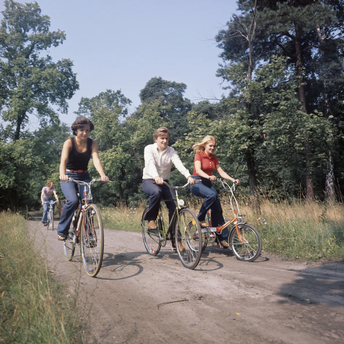 Polska 07.1977. Wycieczka na rowerach wyprodukowanych w Zakładach Rowerowych Predom-Romet w Bydgoszczy. Fot. PAP/Ludomił Żołnowski