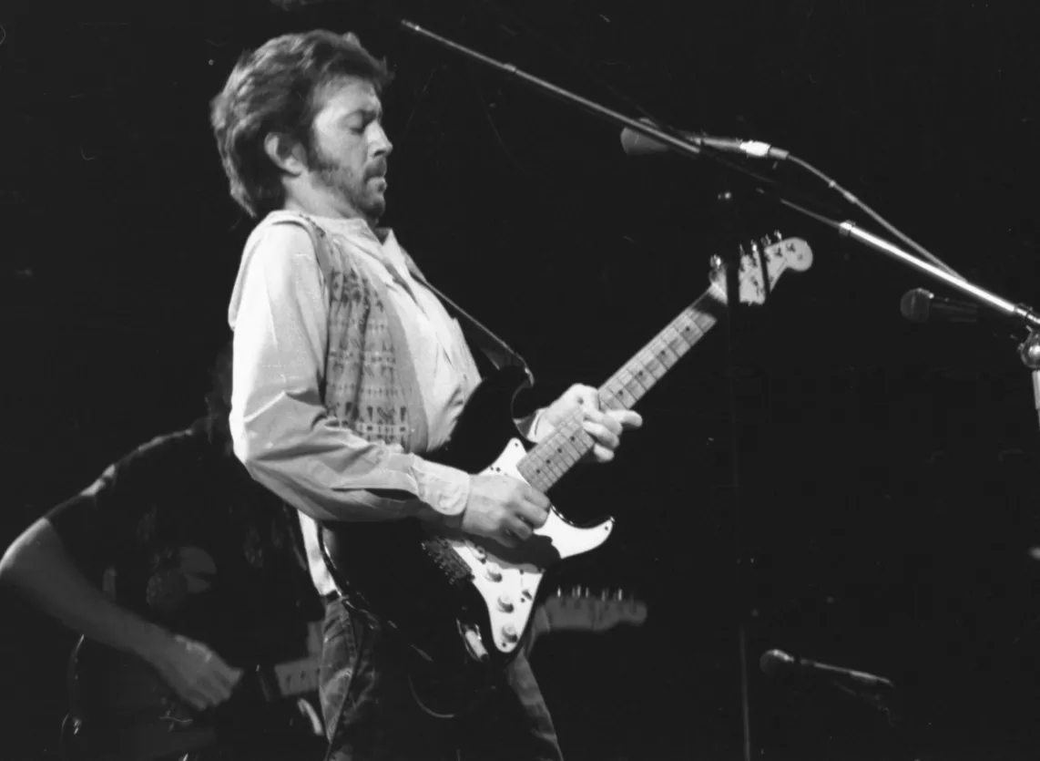 Warszawa, 1979-10. Eric Clapton (L) podczas koncertu w Sali Kongresowej Pałacu Kultury i Nauki. Fot. PAP/CAF/Gołębiewski