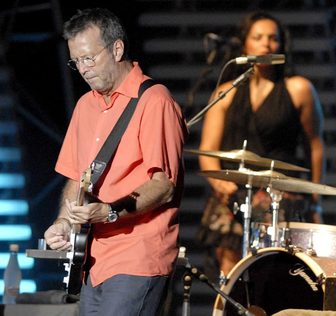 Locarno, Szwajcaria, 12.07.06. Brytyjski muzyk Eric Clapton (L) podczas koncertu pod gołym niebem na Piazza Grande w Locarno. Fot. PAP/EPA/Samuel Golay